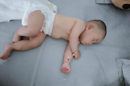 孝义宝宝脸上有白色斑块